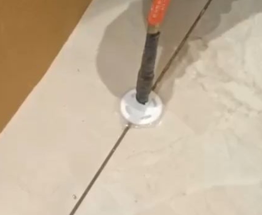 岳塘瓷砖空鼓维修公司专业解答瓷砖在铺贴过程中，如果没有涂抹均匀到位的粘结材料（如水泥砂浆或瓷砖胶），可能会导致以下问题